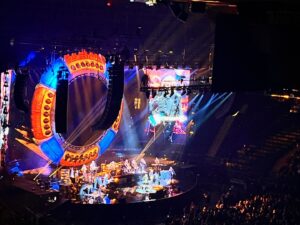 Blanca Lewin Instagram - Yo le habría puesto más color
 #jefflynne #electriclightorchestra #madisonsquaregarden