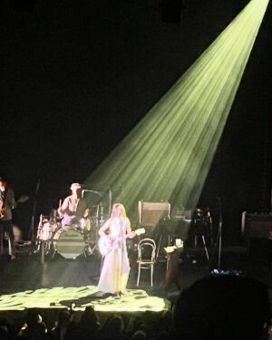 Blanca Lewin Instagram - Anoche en @pjharveyofficial en @terminal5nyc 
Maravilloso concierto íntimo, junto al gran @_john.parish_ , comenzó a las 20 hrs O’Clock, como buena inglesa. Hermosa selección y puesta en escena, pasan los años y su voz, energía y actitud no cambian. 
Humildemente pienso que de esta puesta en escena, la iluminación tenía bastante de Kelü. ¿O no, @interdram ?
#musica #musicaenvivo #nycconcerts
