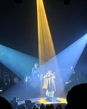 Blanca Lewin Instagram - Anoche en @pjharveyofficial en @terminal5nyc 
Maravilloso concierto íntimo, junto al gran @_john.parish_ , comenzó a las 20 hrs O’Clock, como buena inglesa. Hermosa selección y puesta en escena, pasan los años y su voz, energía y actitud no cambian. 
Humildemente pienso que de esta puesta en escena, la iluminación tenía bastante de Kelü. ¿O no, @interdram ?
#musica #musicaenvivo #nycconcerts