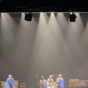Blanca Lewin Instagram - Anoche en @pjharveyofficial en @terminal5nyc 
Maravilloso concierto íntimo, junto al gran @_john.parish_ , comenzó a las 20 hrs O’Clock, como buena inglesa. Hermosa selección y puesta en escena, pasan los años y su voz, energía y actitud no cambian. 
Humildemente pienso que de esta puesta en escena, la iluminación tenía bastante de Kelü. ¿O no, @interdram ?
#musica #musicaenvivo #nycconcerts
