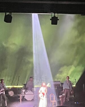 Blanca Lewin Instagram - Anoche en @pjharveyofficial en @terminal5nyc 
Maravilloso concierto íntimo, junto al gran @_john.parish_ , comenzó a las 20 hrs O’Clock, como buena inglesa. Hermosa selección y puesta en escena, pasan los años y su voz, energía y actitud no cambian. 
Humildemente pienso que de esta puesta en escena, la iluminación tenía bastante de Kelü. ¿O no, @interdram ?
#musica #musicaenvivo #nycconcerts