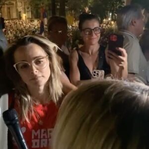 Bojana Novaković Instagram - 🇷🇸Nakon sto je @bojnovak insistirala da je gospodja koja tvrdi da joj Bojana ometa u poslu ostavi na miru, ta ista gospa je najurila Boku da je pita o njenom ljubavnom životu! Ko je ovde prema kome nasilan?

🇬🇧 After @bojnovak insisted on being be left alone by the propaganda queen who was accusing Bojana of interfering with her work, that same propagandist  rushed at Bojana to ask her about her love life! The question was whether @bojnovak was dating @ofanzivan who was imprisoned two weeks ago and who is young enough to be Bojana’s son. Who here is violent towards whom?