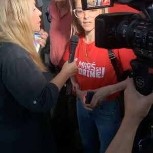 Bojana Novaković Instagram - 🇷🇸Propagandista za propagandni portal je izašla iz kadra i prišla @bojnovak da je pota zašto je gleda - na šta je Bojana rekla da je gospodja javna ličnost i mnogi je gledaju. Mi smo nakon toga počeli da snimamo lajv kako ne bi bilo zabune o tome ko je ovde došao da pravi provokacije a ko je došao da brani ljudska prava i prirodu.

🇬🇧 The propagandist came out of her frame and approached @bojnovak to ask why she was looking at her - to which Bojana said that the lady is a public figure and many people are look at and filming her. After that, we started recording live so that there would be no confusion about who came here to make provocations and who came to defend human rights and nature.