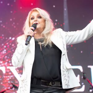 Bonnie Tyler Instagram - We had a great time at MacMoray Festival in Scotland on Sunday. Great crowd and a great atmosphere! Photos by Daniel Forsyth.