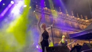 Bonnie Tyler Instagram - #EnDirecto 💃🕺  Momento único con una de sus canciones más representativas de @bonnietylerofficial l “Total Eclipse of the Heart” (Turn Around) ¡¡ Temazo!!💯🤟😉
➡ www.ciudaddecultura.org  

#FeriasyFiestas2024  #concierto #SalamancaCiudaddeCultura #Salamanca #cultura #feriasyfiestas #TotalEclipseOfTheHeart #TurnAround#80s #BonnieTyler