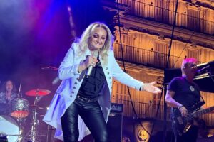 Bonnie Tyler Instagram - 💯🤟😉 Cerramos las Ferias y Fiestas de Salamanca a lo grande en la Plaza Mayor, con una leyenda del rock: @bonnietylerofficial 🎤
Su voz rasgada y potente es una de las más reconocibles de la historia del rock. ¡Impresionante! ➡www.ciudaddecultura.org  

#FeriasyFiestas2024  #concierto #SalamancaCiudaddeCultura #Salamanca #cultura #feriasyfiestas #BonnieTyler #80s