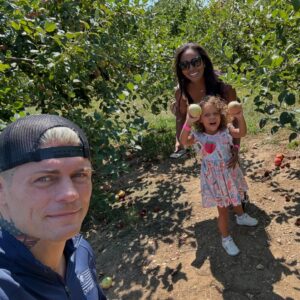 Brandi Runnels Instagram - Family apple picking @bjreeceorchards 🍎 🍏