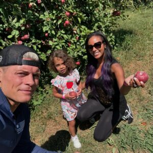 Brandi Runnels Instagram - Family apple picking @bjreeceorchards 🍎 🍏