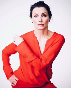 Bridget Moynahan Instagram - 🟥 @theimproper #tb #improperbostonian #ladyinred

Photo: @patricshaw 
Styling@ @beckiemartinastyle 
Hair: @albertoguzmanhair 
Makeup: @tina_turnbow 
Wardrobe: @ragandbone @aliceandolivia @im__jewel