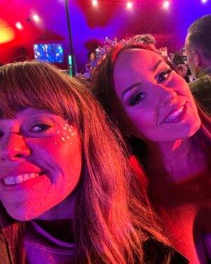 Briony May Williams Instagram - Oh @carfestevent you absolute beauty!!! ❤️ New friends, old friends, Carfest family…it was pure joy as always 💕

This is the second year I’ve hosted the Chef’s Stage, sponsored by the awesome @cuisinart_europe, and it really is an honour to be surrounded by such incredible chefs. I learnt so much and had the best time. There are too many wonderful moments to mention and I was enjoying myself so much I didn’t take pics of everyone but thank you to each and every amazing chef who joined me on the stage 💕

An extra special HUGE thank you to the amazing team behind the scenes, none of it is possible without them, they work so hard!! You are all angels Victoria, Cora, Angela, Natalie, Ben, Pamela, Tara, Lynn and Jo ❤️

And of course @tvsandyclarke you’re a blooming legend for organising such a sensational Food Fest, it blows my mind how you manage it all! Thank you for having faith in me to look after the Chef’s Stage for you 💕

Thank you to all the Carfesters who came to see us, you really are the best audience!!! ⭐️

#carfest #foodfest