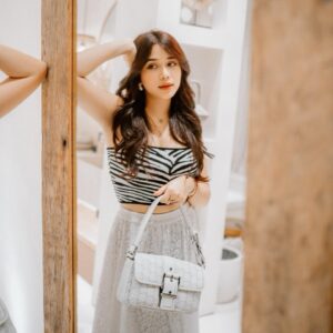 Brisia Jodie Instagram - Elevate my look with must-have Colby bag by @michaelkors 

@michaelkors @valiram
#MKNewArrival #MichaelKorsID #Valiram
#ColbybyKors #LulubyKors