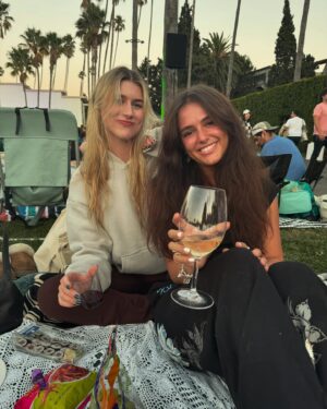 Brooke Elizabeth Butler Instagram - friend group or dating 🫂