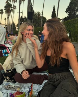 Brooke Elizabeth Butler Instagram - friend group or dating 🫂