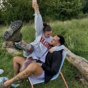 Brooke Vincent Instagram - Memories made✨a tradition started ❤️✨ one of those trips that you know will be a huge part of our children’s memories together✨ So lucky to be in the thick of the chaos with our family. Lots of food, mismatched clothes & forever a million laughs! Until next time @nantseren ❤️⛺️
