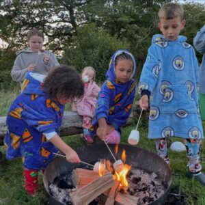 Brooke Vincent Instagram - Memories made✨a tradition started ❤️✨ one of those trips that you know will be a huge part of our children’s memories together✨ So lucky to be in the thick of the chaos with our family. Lots of food, mismatched clothes & forever a million laughs! Until next time @nantseren ❤️⛺️