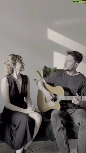 Bruna Guerin Instagram - Eu e @paulinhoocanha nos conhecemos em Once. Num dia de peça, em meio a um papo de camarim, juramos gravar Ceilings da Lizzy McAlpine. Era trend, amávamos a música e parecia simples: só marcar um dia e gravar. Mas a primeira temporada acabou, e não deu. No ano seguinte veio a segunda temporada de Once, a vida acontecendo e… Não rolou. Lizzy desistiu da carreira, mas eu e Paulo jamais desistiríamos do nosso compromisso. Um ano e meio depois, finalmente lá fomos nós. Entre café, risada e confidências, gravamos nos últimos raios de sol daquele dia. Foi uma tarde deliciosa. No fim, percebo: nunca foi sobre viralizar, mas sobre manter esses pequenos compromissos que nutrem a alma. Paulo, que bom que não desistimos.

P.S.: Lizzy voltou e acabou de lançar seu segundo álbum. 🙏🏻

Ps2: marca logo com seu amigo para vcs combinarem de uma vez por todas aquele lance. A vida passa rápido, gente. Amanhã já é natal e semana que vem o ano vira!

#cover #music #acoustic #lizzymcalpine #ceilings #actress #once #acousticcover #acousticguitar