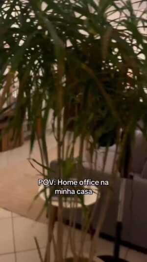 Bruna Lombardi Instagram - Home office com assistência... 😍

#trabalho
#homeoffice
#assistencia
#carinho
#pets
#cachorro