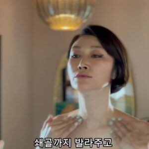 Byeon Jung-su Instagram - 관심폭팔‼️와우😱
8시 라이브때 선물하나 더 주고싶은데 ..
어때요? 이벤트할께요? 
우선 참여 라이브때 들어와 정합시다 

사실 요즘사람들 그냥 보니 나이를 모르겠고 
©️목보니까 나이 딱! 나오죠?
©️목을 어쩔 수 없다니까????
©️기기관리도 힘들어 !!
©️목 뒷주름 까지 관리 힘들어 !!

이런분들 손✋🏼
나만 이래?? 근데 ,된다니까요??? 😆😆😆

끈적임, 백탁, 갈라짐, 건조함 NoNoNo!!!

건조하지 않은 보송함, 실키한 마무리감👍🏻
가장 좋은건 매끈 해지는 목😱😱😱

목주름을 땡겨서 피려고만 했지 
#플럼핑하려는 생각을 왜 못했을까? 

압도적임 목주름 플럼핑 효과!!! 
💢넥라인 팔트 크림💢

➖넥스팔트 앰플 & 크림이 목 피부를 도톰하게 만들어 주름을 예방해 드렸다면 

➕넥라인팔트는 이미 생긴 굵은 주름을 펴드려요!!! 
일시적으로??? No!!! 진짜 개선이 됩니다!!! 

1. 기기사용이 어려운 목에 고주파 바늘 원리인 
초미세 바이오스피큘성분 침투, 유효성분 흡수율UP
2.  라인필 성분이 주름 사이사이를 채워  ㅡ#강력플럼핑, #탄력부스팅

✊🏻즉각 개선은 물론 단 2주 사용만으로 목주름 145% 개선!!! 

달바처럼 여기저기 화장대, 가방, 차,거실, 주방 ....
눈에 보이는 곳에 두세요! 
생각 날 때 물티슈로 목 한 번 쓱~ 닦아내고 
아침 저녁 발라봅시다
수시로 발라요, 생각나면 발라요
(페이스팔트는 저녁에만 추천)
아무것도 안 바르고 첫 단계!!!(10분후 수분세럼)
이것만 기억해요! 

➖안된다는 말 하지 않기🙅🏻‍♀️🙅🏻‍♀️🙅🏻‍♀️
➖시도하면 지금보다 나아져요,
➖시작하면 분명 좋아져요,
➖귀찮아요? 그만큼 예뻐져요!

알면서 하기 참 힘들다🥲🥲🥲
그래서 가장 쉬운방법 가장 좋은가격
2만원대 알려드리니 따라해 봅시다🫶🏻
79000원에 사려면 못사🙈

💝30만원이상 최다구매자 2명 🔛샤넬 플랩 카드지갑 증정 (100만원상당 ) 
-2주뒤 발표후 선물처럼 갑니다 
💝10만원이상 선착순 300명 🔛멜락실 아이팔트 증정(89,000원) 
-정가 2700만원상당이에요 

👁️‍🗨️Dr.melaxin 핑크스피큘/페이스팔트/넥팔트
아스타잔틴 기미라인 🔜9.19 9am open 

📍오늘 8시 본사라이브할꺼에요 
주름 고민인분들 첨부터 오셔야해요 
궁금증 해결해드릴께용