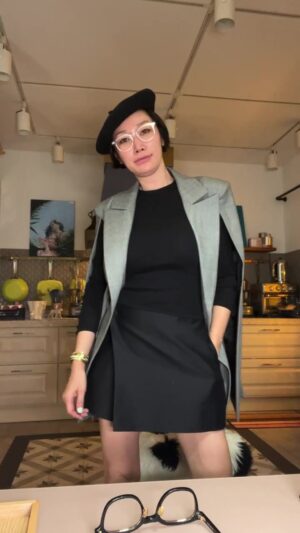 Byeon Jung-su Instagram - 말에는 힘이 있는거 아세요?
글에도 힘이 있어요!!! 
우리 예쁜말~ 
예쁜글로 서로 행복하게 소통해요
나는 여러분이랑 평생지기 하고 싶어요😎

그래서 100번 물어봐도 다시 말해준다🤯
화난거 아니야!!!
ㅋㅋㅋㅋㅋ

수다떨러 들어왔다가 
각각 사용법 & 사용순서 엄청 물어보시넹💨

📍핑크스피큘📍
아침, 저녁 사용 사용가능
세안 -> 핑크스피큘 앰플 -> 기타 가지고 있는 기초 -> 핑크스피큘 크림

📍페이스팔트 📍
밤에만 사용 가능
 (메이크업하면 밀려요!!! 나 솔직해!)💢
밤에사용하면 낮동안 타이트닝감 유지👍🏻
세안 후 첫 단계 사용 
(시카패드도 안되요 아침에 패드하세요 )
(아이팔트 있으시면 아이팔트는 눈만, 
그외 얼굴부위 페이스팔트)
10분 대기 (일 할 시간을 주세요!!!)
그후 핑크스피큘 앰플 & 크림으로 마무리 
다른 기초로도 마무리 가능!!!

📍넥 라인팔트 📍
💢아침, 낮, 저녁 수시로 사용 가능 💢
추가 사용 전은 물이나 물티슈로 목을 
깨끗하게 닦고 또 발라요 ㅋ
백탁, 깨짐, 불편함 전혀 없어요!!! 
가방에 넣고 외출시 수시로 발라요 
사람들 만날 때 목주름 신경쓰여요?
나 믿고 발라봐용🙈
플럼핑으로 펌핑되어 빵빵하게 펴요
목주름만큼
자신감도 아주 그냥 빵빵해져요💋

가장 기본적인 사용법만 지켜줘요
그리고 나만의 루틴을 만들어봐요

나 지금 피부 미쳤지?
로드x호야 미쳤지?
스타일은 전신 비율이에요 
얼굴은 작게 만듭시당 -멜락신 말씀 

나 파리가서 20대?라는 소리 들으면 
선물 사올게용~ 🤭🤭🤭

얼굴 꺼진 곳 채우고, 
라인정리해서 조막만한 얼굴 만들고
목주름 쫙 펴 놓고 
여름동안 고생한 얼굴부터 정리 해 두자고요!!! 

굿나잇 😘😘😘😘😘
잘모르면 그냥 Aset 겟하세용 !!!