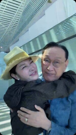 Byeon Jung-su Instagram - 아 빠 !!!
아빠랑 여행 갔던 그날 !!
어릴때도 늘 주말이면 여기저기 
함께했던 가족여행 
이제 80이 되셨네 

이 영상 보면서  왜 눈물이 나지? 
멜락신 얼굴 목에 발라주면서 
점점 젊어져보이는 모습이 ... 60대 같다 ! 

아빠 건강 잘챙이시고 
우리 회춘해서 또 여행가자 

여러분도 같이 엄마아빠 챙겨줄래요?
타임머신 타볼까요?