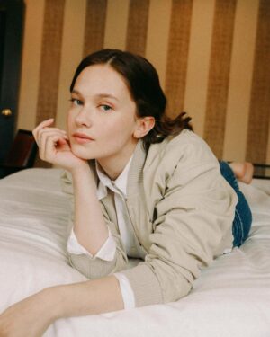Cailee Spaeny Instagram - In today’s edition of #10Things, we’re with actress @caileespaeny (Cailee Spaeny) from @alienanthology (“Alien: Romulus”), the latest release in the thriller anthology. Twirling through the serene streets of London with an ice-cream cone in hand, it’s hard to picture Cailee starring in the ultimate horror film, yet after last week’s exciting release, it’s safe to say she is doing exactly what she was always meant to do.

“When I was younger I never watched scary movies — I was such a scaredy-cat and so sensitive. But as I started to get into acting I fell in love with the filmmaking of it all, and now I have a huge appreciation for it,” she says. “I still have to watch [scary movies] during the day, but I’m a horror fan now, I’d say.” 

From lounging in the park to seeing co-star-turned-bestie @archierenaux3 (Archie Renaux), there’s nothing scary about these 10 moments in London with Cailee. 🍦🎬🌷😱