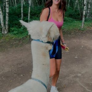 Camille Dufresne Instagram - Juste des choses qui ne vont aucunement ensemble mais qui sont parfaite :
Alpaga 🦙 
Soleil ☀️ 
Amie 👯‍♀️ 
Frères 👬
Nature ⛰️ 
Nourriture 🥘 
Mocktail 🍹