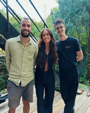 Camille Dufresne Instagram - Juste des choses qui ne vont aucunement ensemble mais qui sont parfaite :
Alpaga 🦙 
Soleil ☀️ 
Amie 👯‍♀️ 
Frères 👬
Nature ⛰️ 
Nourriture 🥘 
Mocktail 🍹