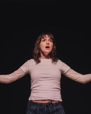 Candela Vetrano Instagram - Gracias @lascosasmaravillosasteatro 💛 serás inolvidable.

@meyscapola directora, guía, corazón de esta obra.
@cicero.ok por tu cuidado, tu atención.
@brunopedemonti @eloisa_canton_  @pipaproduce @tomas.rottemberg @multiteatro  gracias por su confianza en cada paso, y su calidez. 

A todos ustedes que vinieron y agotaron todas las funciones ❤️