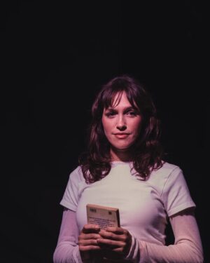 Candela Vetrano Instagram - Gracias @lascosasmaravillosasteatro 💛 serás inolvidable.

@meyscapola directora, guía, corazón de esta obra.
@cicero.ok por tu cuidado, tu atención.
@brunopedemonti @eloisa_canton_  @pipaproduce @tomas.rottemberg @multiteatro  gracias por su confianza en cada paso, y su calidez. 

A todos ustedes que vinieron y agotaron todas las funciones ❤️