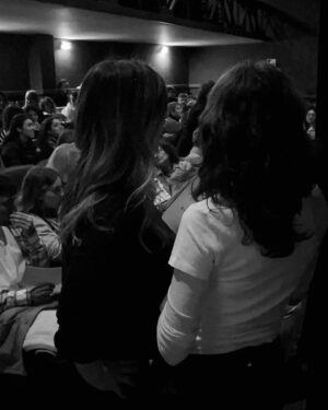 Candela Vetrano Instagram - Gracias @lascosasmaravillosasteatro 💛 serás inolvidable.

@meyscapola directora, guía, corazón de esta obra.
@cicero.ok por tu cuidado, tu atención.
@brunopedemonti @eloisa_canton_  @pipaproduce @tomas.rottemberg @multiteatro  gracias por su confianza en cada paso, y su calidez. 

A todos ustedes que vinieron y agotaron todas las funciones ❤️