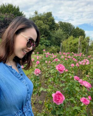 Candy Yuen Instagram - Enjoying the last days of summer 🥰😍 #london #londonlife #summer #sunshine #roses #garden