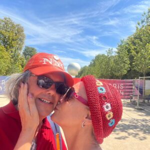 Carla Andrino Instagram - Nós e o balão com a pira
olímpica de fundo.
Que dias fantásticos. Que experiência de VIDA ❤️ #gratosavida #quesorteanossa #semfiltros #semmaquilhagem #paris2024