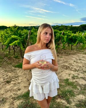 Carla Hugon Instagram - Est-ce que t’es une vraie tropezienne si tu vas dans des champs de vigne et que tu vas goûter les pâtisseries de @cedricgrolet ? 🥲

we avec mon love @carla_pages 💖💖💖