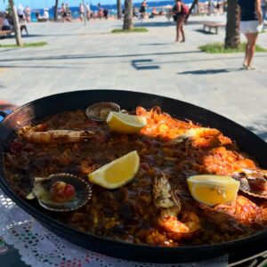 Carme Barceló Instagram - Així acabem la setmana. Ni tan mal.
1. Posado improvisado gracias a @malsvp 
2. Orgull de Rocafonda @lamineyamal @fcbarcelona 
3. Divines @mgarciadelahera @elsaanka8 
4.  Paella dominical made in @restaurantesalamancags 
5. Momentazo made in @lolacasademunt @maitegassocasademunt @esthercanadasofficial 
6. Admiració per aquesta dona @maitegassocasademunt @lolacasademunt 
7. Connexió Madrid-Dubai amb la nostra @paula.benzal 
8.  Huevos rotos con carabineros made in @restauranteasgaya 
9. Cumplimos 16 años al pie del cañón, de la información y de la opinión @elchiringuitotv @josep.pedrerol 
10. La prèvia del Cafè d’Idees televisiu a @radio4_rne