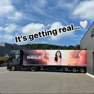 Carolin Kebekus Instagram - Yeah! Heute Tour-Start SHESUS in München. Ticketlink in Bio.

@buehnenkunstgmbh