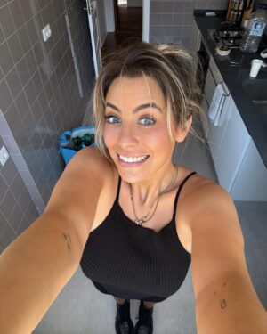 Carolina Castelinho Instagram - Primeiras fotografias na casa nova: check ✔️

E esta luz? 🤯

Muito feliz e entusiasmada com esta nova fase!
Se dá trabalho? Dá 😅 mas compensa 🤞🏼