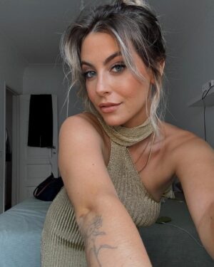 Carolina Castelinho Instagram - Pronta para tudo 🥳🤞🏼🥰

@silviarafael.makeup I love you 🥰