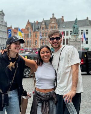 Carolina Domenech Instagram - Esta es tu señal para irte de viaje con tu mejor amigo. 

Dump de Bruselas, Brujas y Londres ♥️

Gracias @safestayhostels por darnos un lugar hermoso para recuperar energías y salir a conocer el mundo ✨