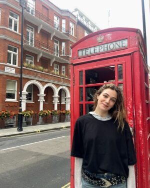 Carolina Domenech Instagram - Esta es tu señal para irte de viaje con tu mejor amigo. 

Dump de Bruselas, Brujas y Londres ♥️

Gracias @safestayhostels por darnos un lugar hermoso para recuperar energías y salir a conocer el mundo ✨