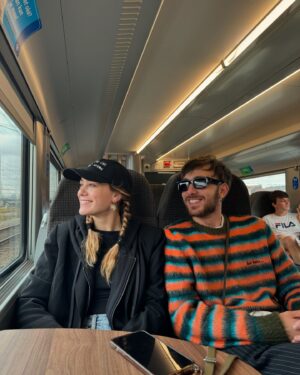 Carolina Domenech Instagram - Esta es tu señal para irte de viaje con tu mejor amigo. 

Dump de Bruselas, Brujas y Londres ♥️

Gracias @safestayhostels por darnos un lugar hermoso para recuperar energías y salir a conocer el mundo ✨