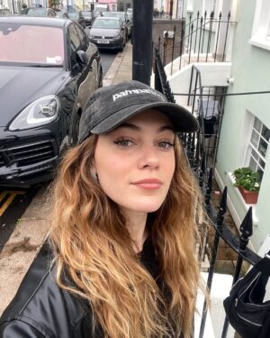 Carolina Domenech Instagram - Esta es tu señal para irte de viaje con tu mejor amigo. 

Dump de Bruselas, Brujas y Londres ♥️

Gracias @safestayhostels por darnos un lugar hermoso para recuperar energías y salir a conocer el mundo ✨