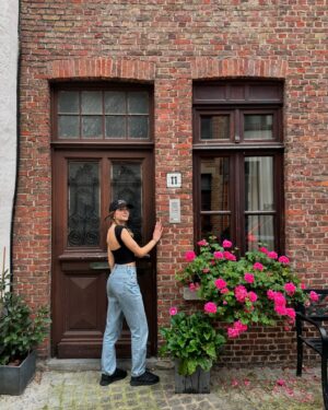Carolina Domenech Instagram - Esta es tu señal para irte de viaje con tu mejor amigo. 

Dump de Bruselas, Brujas y Londres ♥️

Gracias @safestayhostels por darnos un lugar hermoso para recuperar energías y salir a conocer el mundo ✨