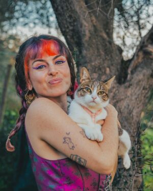 Catarina Perez Instagram - A tentar viver num conto de fadas mas a pagar segurança social anyway 🧚‍♀️🐱🌸🌿🍄🏰🦋🌙🫧
✨obrigada pelas fotografias @akidcalledfabio ;
✨obrigada pelo empréstimo do vestido @abe_atriz ;
✨obrigada pela alegria @spike.e.siesta ❣️
Devia mudar a fotografia de perfil para alguma destas? 💅🏻