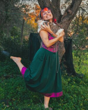 Catarina Perez Instagram - A tentar viver num conto de fadas mas a pagar segurança social anyway 🧚‍♀️🐱🌸🌿🍄🏰🦋🌙🫧
✨obrigada pelas fotografias @akidcalledfabio ;
✨obrigada pelo empréstimo do vestido @abe_atriz ;
✨obrigada pela alegria @spike.e.siesta ❣️
Devia mudar a fotografia de perfil para alguma destas? 💅🏻