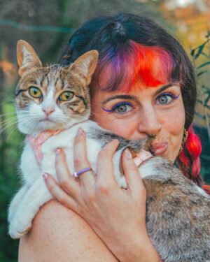 Catarina Perez Instagram - A tentar viver num conto de fadas mas a pagar segurança social anyway 🧚‍♀️🐱🌸🌿🍄🏰🦋🌙🫧
✨obrigada pelas fotografias @akidcalledfabio ;
✨obrigada pelo empréstimo do vestido @abe_atriz ;
✨obrigada pela alegria @spike.e.siesta ❣️
Devia mudar a fotografia de perfil para alguma destas? 💅🏻