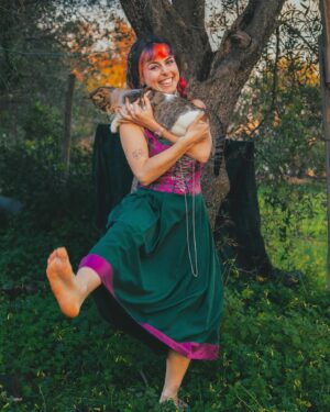 Catarina Perez Instagram - A tentar viver num conto de fadas mas a pagar segurança social anyway 🧚‍♀️🐱🌸🌿🍄🏰🦋🌙🫧
✨obrigada pelas fotografias @akidcalledfabio ;
✨obrigada pelo empréstimo do vestido @abe_atriz ;
✨obrigada pela alegria @spike.e.siesta ❣️
Devia mudar a fotografia de perfil para alguma destas? 💅🏻
