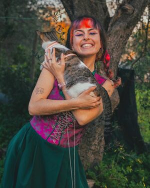 Catarina Perez Instagram - A tentar viver num conto de fadas mas a pagar segurança social anyway 🧚‍♀️🐱🌸🌿🍄🏰🦋🌙🫧
✨obrigada pelas fotografias @akidcalledfabio ;
✨obrigada pelo empréstimo do vestido @abe_atriz ;
✨obrigada pela alegria @spike.e.siesta ❣️
Devia mudar a fotografia de perfil para alguma destas? 💅🏻