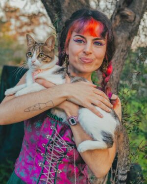 Catarina Perez Instagram - A tentar viver num conto de fadas mas a pagar segurança social anyway 🧚‍♀️🐱🌸🌿🍄🏰🦋🌙🫧
✨obrigada pelas fotografias @akidcalledfabio ;
✨obrigada pelo empréstimo do vestido @abe_atriz ;
✨obrigada pela alegria @spike.e.siesta ❣️
Devia mudar a fotografia de perfil para alguma destas? 💅🏻