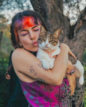 Catarina Perez Instagram - A tentar viver num conto de fadas mas a pagar segurança social anyway 🧚‍♀️🐱🌸🌿🍄🏰🦋🌙🫧
✨obrigada pelas fotografias @akidcalledfabio ;
✨obrigada pelo empréstimo do vestido @abe_atriz ;
✨obrigada pela alegria @spike.e.siesta ❣️
Devia mudar a fotografia de perfil para alguma destas? 💅🏻