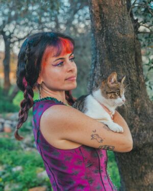 Catarina Perez Instagram - A tentar viver num conto de fadas mas a pagar segurança social anyway 🧚‍♀️🐱🌸🌿🍄🏰🦋🌙🫧
✨obrigada pelas fotografias @akidcalledfabio ;
✨obrigada pelo empréstimo do vestido @abe_atriz ;
✨obrigada pela alegria @spike.e.siesta ❣️
Devia mudar a fotografia de perfil para alguma destas? 💅🏻